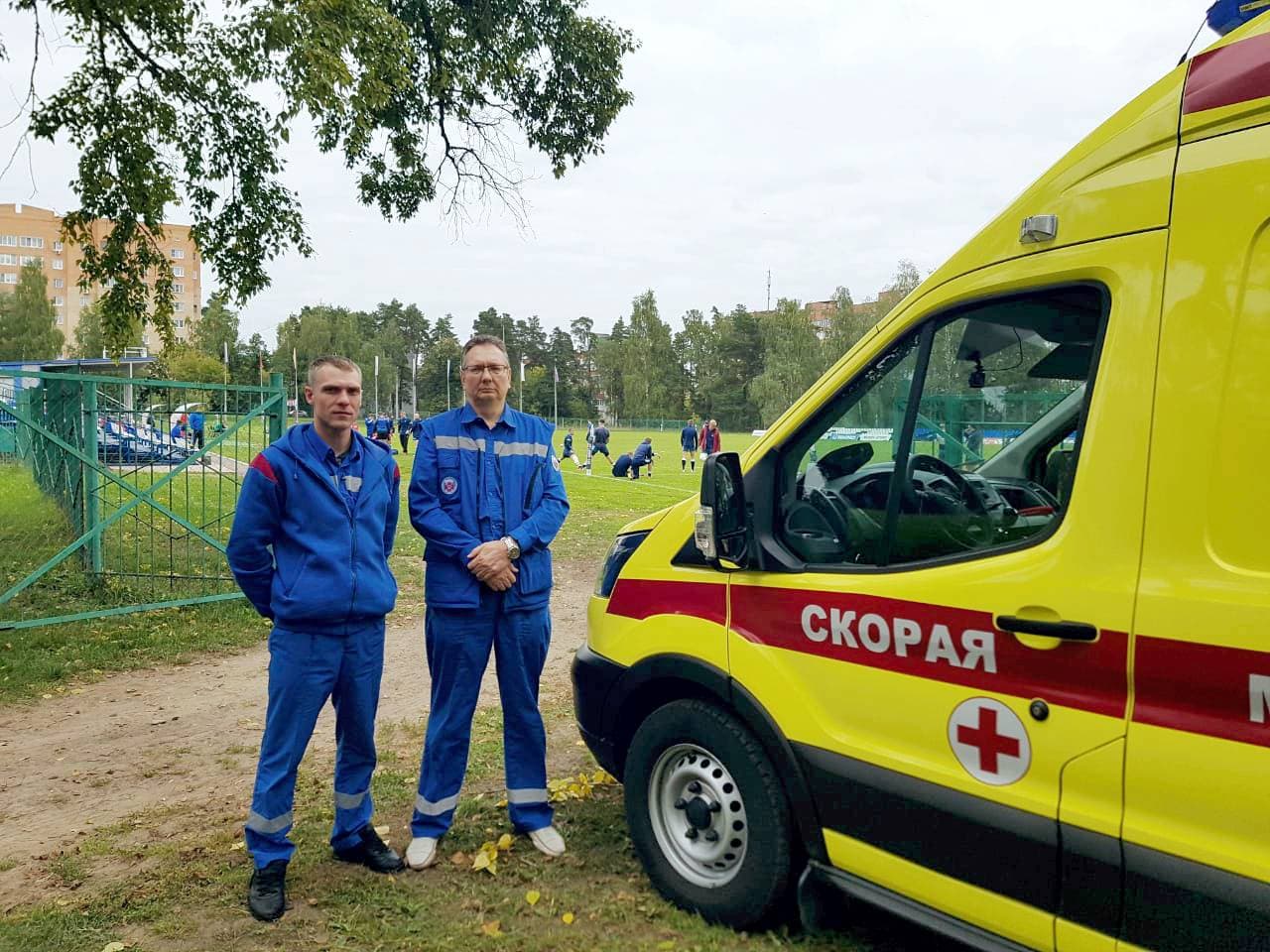 Бригада скорой помощи у поля